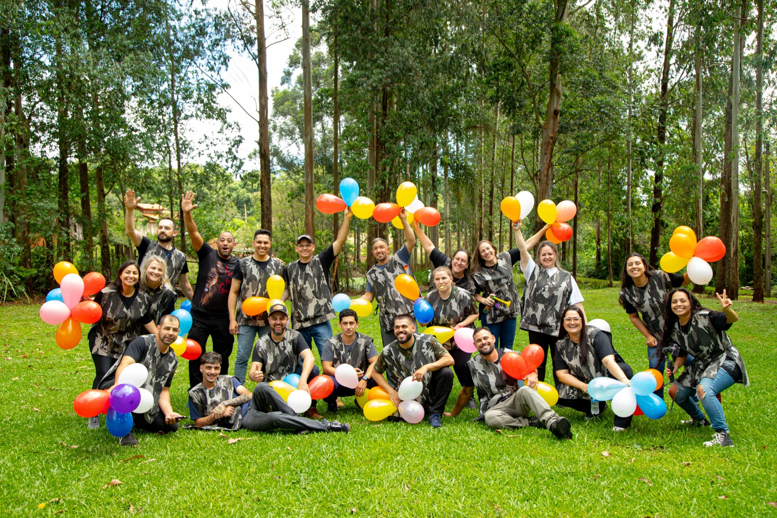 Grupo celebrando com balões